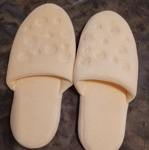 Brand unknown size 8-9 color cream slippers